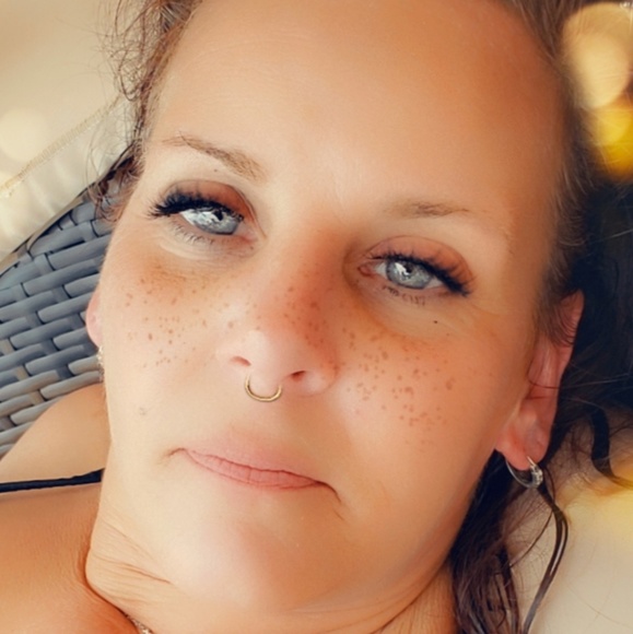 Meet your Posher, Lori - Picture 2 of 4